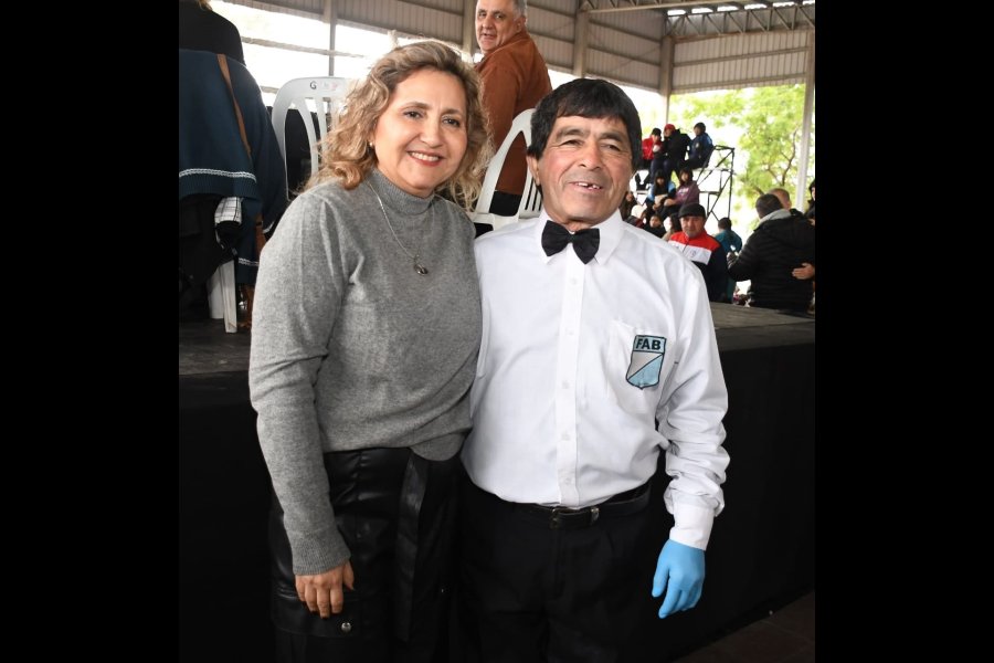 Infante junto a Mario Orellana, árbitro de boxeo.