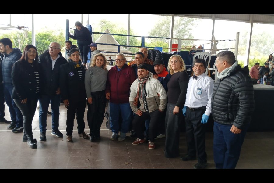 Autoridades municipales y Asociación de Boxeo.