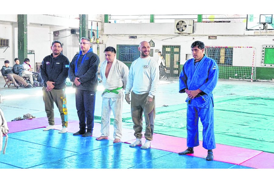 Emmanuel junto a profesores locales.