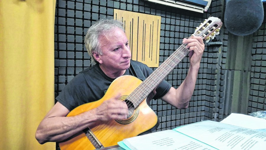 Recorre con su guitarra grandes repertorios del cancionero tradicional y el nuevo.
