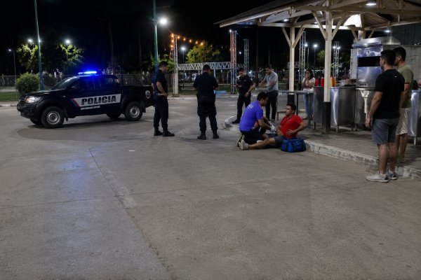 Se metió a parar la brutal paliza a una chica, lo apuñalaron y ella se fue con su agresor