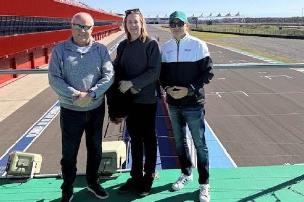 El embajador de Panamá recorrió el Autódromo y el Museo del Automóvil