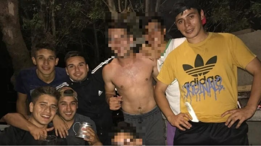 La foto que se tomaron los imputados durante la noche en la que abusaron a la joven.