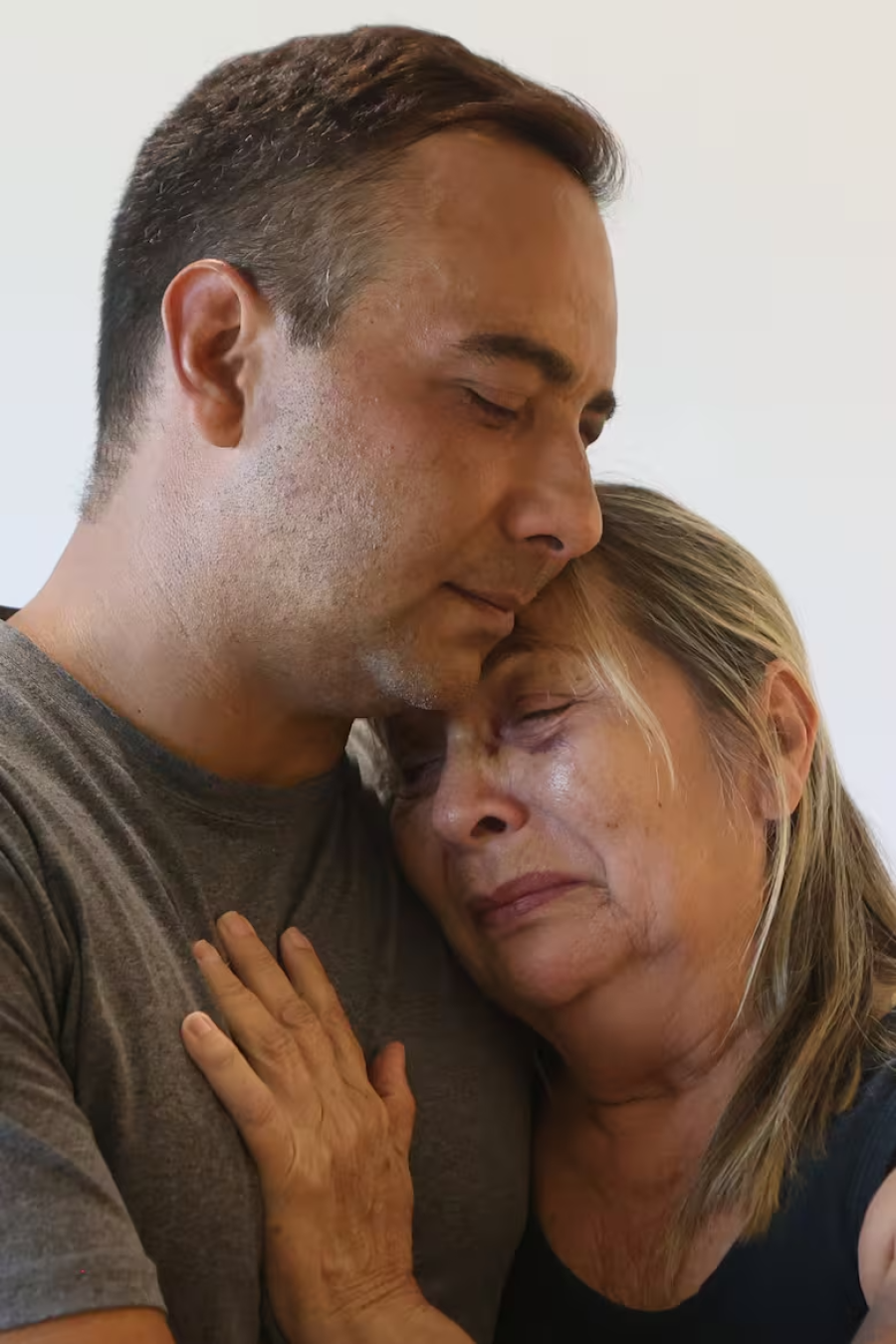 Grian Serrano abraza a su madre en la casa donde se alojan con familiares en Caracas, Venezuela.
