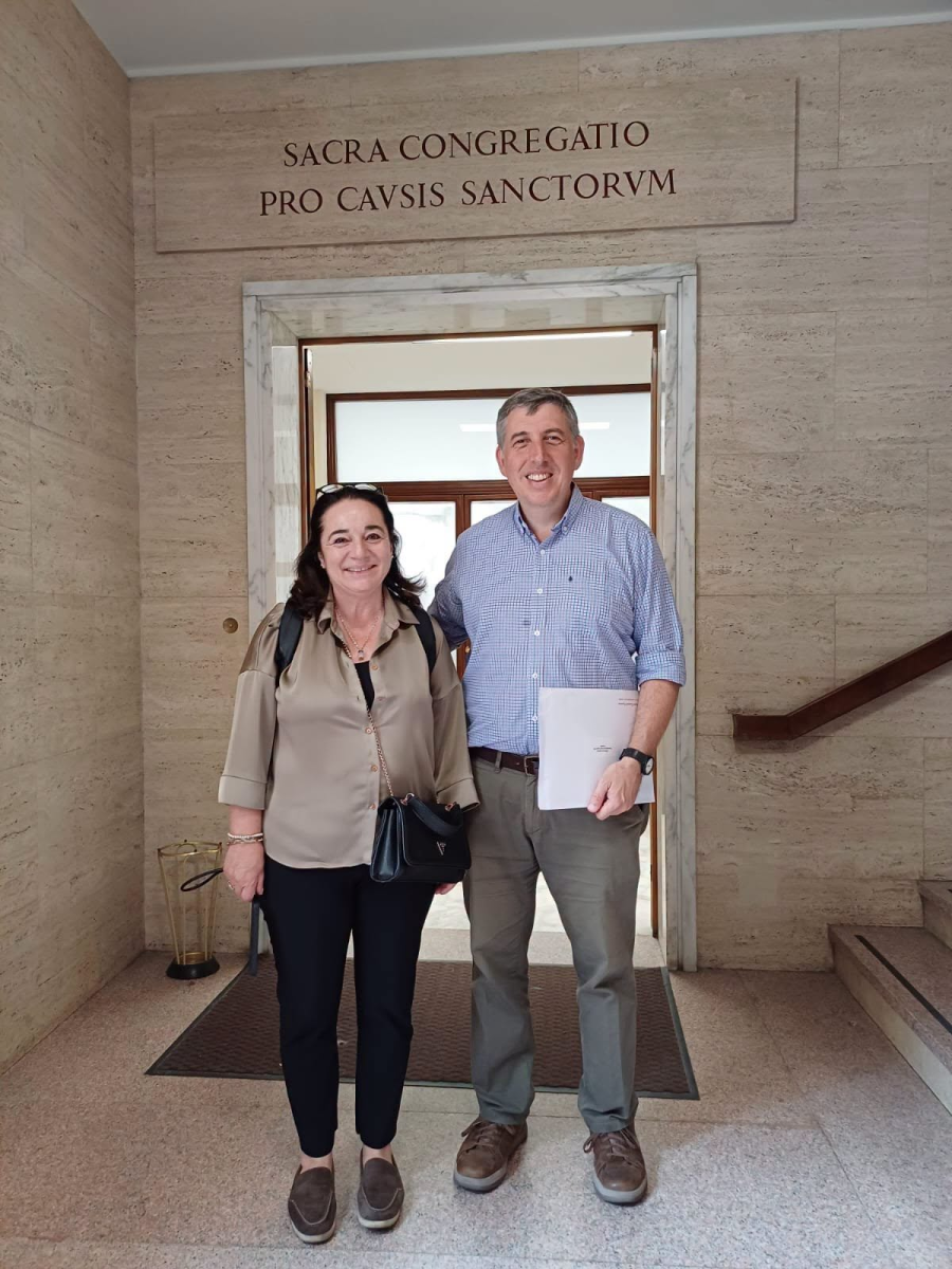 Dabusti junto a Stefania, postuladores de la causa Gottau.