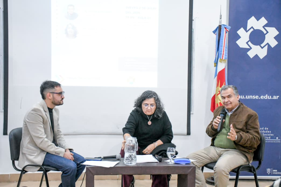 Mario Benavente expuso sobre innovaci&oacute;n educativa y herramientas digitales durante un conversatorio acad&eacute;mico realizado en la UNSE.