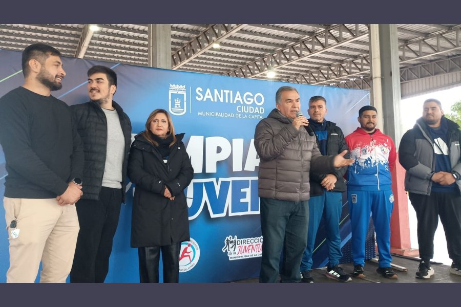El Ing. Mario Benavente,habla con los jóvenes