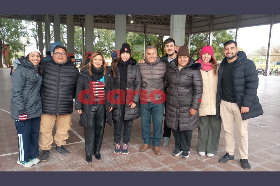 Autoridades municipal, junto a empleados.