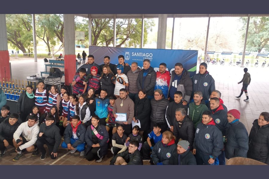 Deportistas junto a las autoridades municipal.