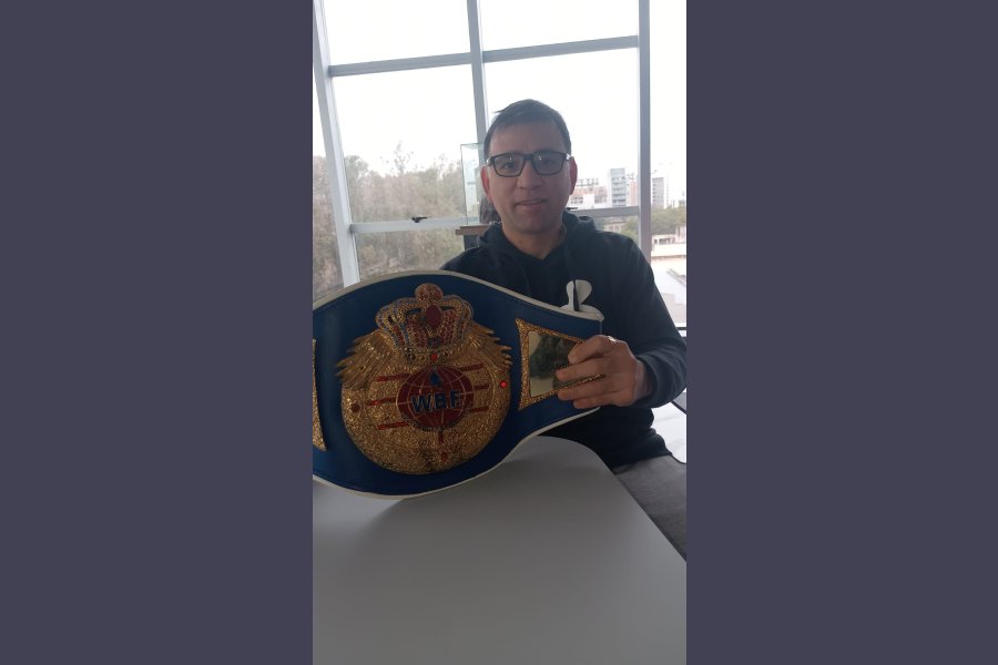 Elex campeón, muestra orgulloso su cinturon FBW.
