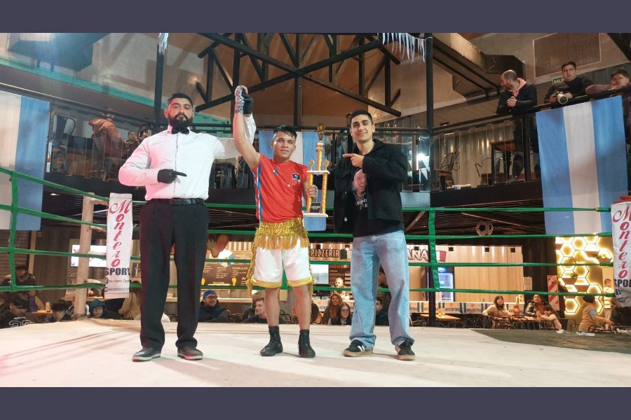 Leandro Roldán, festeja junto a Ángel Pinto.