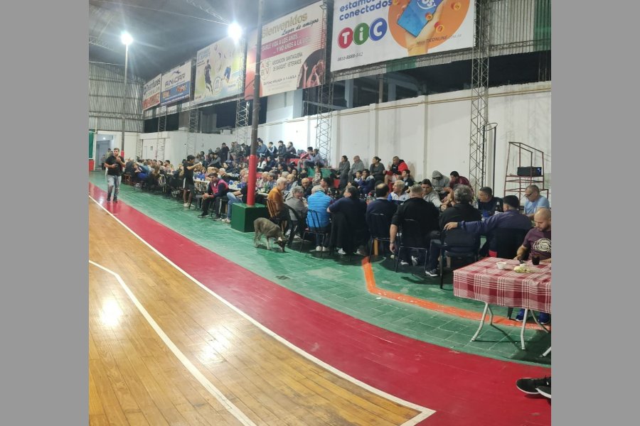 La parcialidad local, alentando al equipo local.