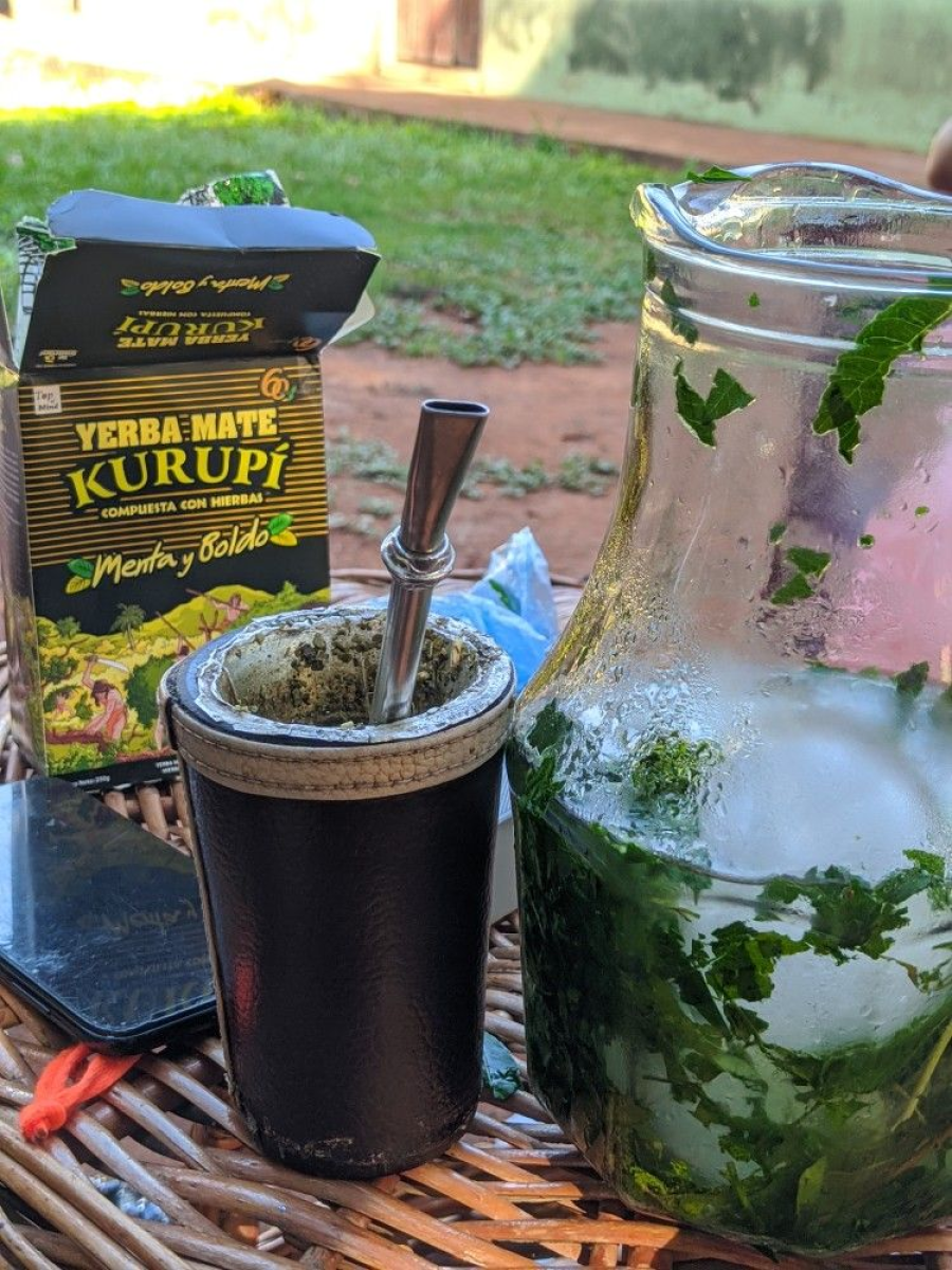 <i>El terer&eacute;, preparado con agua fr&iacute;a y hierbas, es una de las expresiones culturales m&aacute;s representativas.</i>