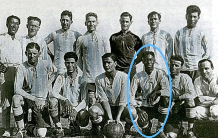 <i>Alejandro de los Santos, delantero, fue el primer futbolista negro en vestir la camiseta de la Selecci&oacute;n Argentina con la que jug&oacute; 5 partidos y con la que gan&oacute; el Campeonato Sudamericano de 1925.</i>