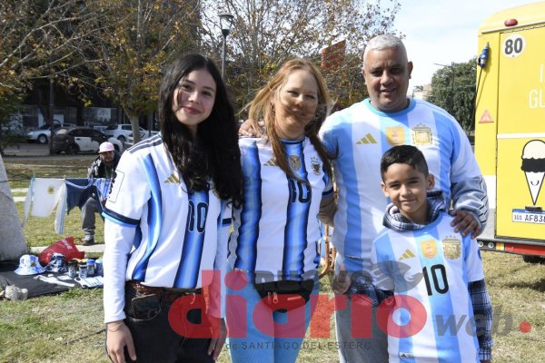 Fotos | El Fan Fest del Fórum reunió a cientos de santiagueños para alentar a la Selección ante Egipto