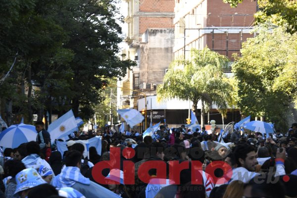 La Plaza Libertad fue una fiesta: miles de santiagueños celebraron la clasificación de Argentina a los cuartos de final
