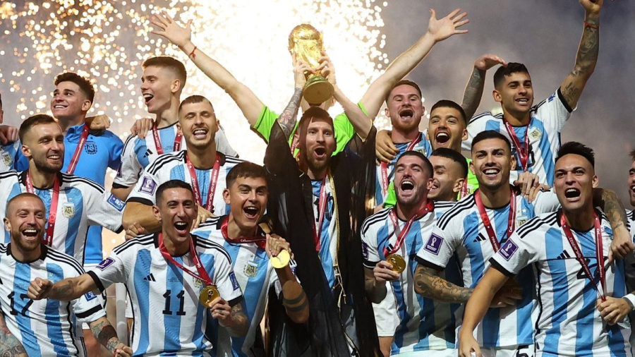 <i>La Copa del Mundo representa el mayor logro del f&uacute;tbol y su conquista genera beneficios econ&oacute;micos, deportivos y de prestigio para el pa&iacute;s campe&oacute;n.</i>