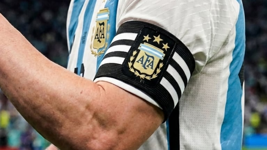 <i> El brazalete negro simboliza el duelo y el reconocimiento a figuras destacadas del deporte.</i>