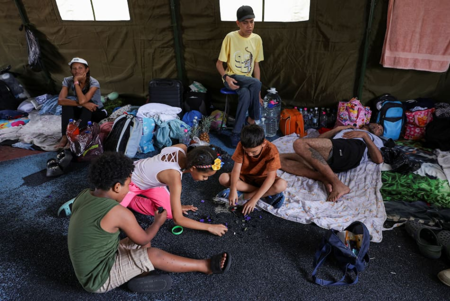 </p>
<h6><i>Ni&ntilde;os juegan en una tienda de campa&ntilde;a de un campamento de refugiados temporal tras los terremotos que azotaron el pa&iacute;s, en La Guaira, Venezuela, 26 de junio de 2026. &copy; Reuters/Gaby Oraa</i></h6>
<p>