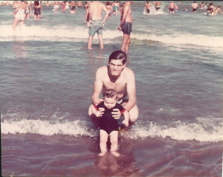 <i>Carlos Martella y su hijo Santiago en unas vacaciones en la costa argentina. Cr&eacute;ditos: Infobae.</i>