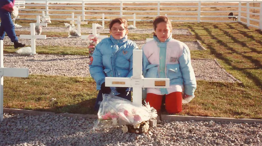 <i>Santiago y su hermana en el primer viaje a las Islas Malvinas, 1991. Cr&eacute;ditos: Infobae.</i>