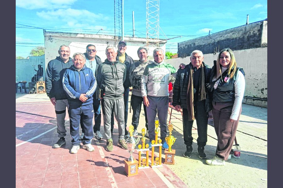 Ex jugadores de Villa, posan para Nuevo Diario.
