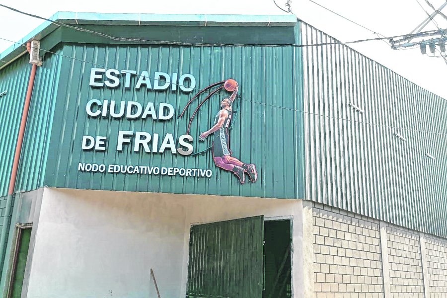 Fachada del estadio Ciudad de Frías. Impactante.