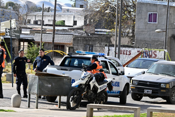 Rescataron a una mujer que amenazaba con tirarse de un séptimo piso en zona norte