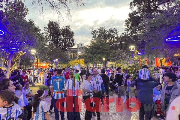 En fotos | La pasión albiceleste copó la Plaza Libertad tras la clasificación a la final del Mundial
