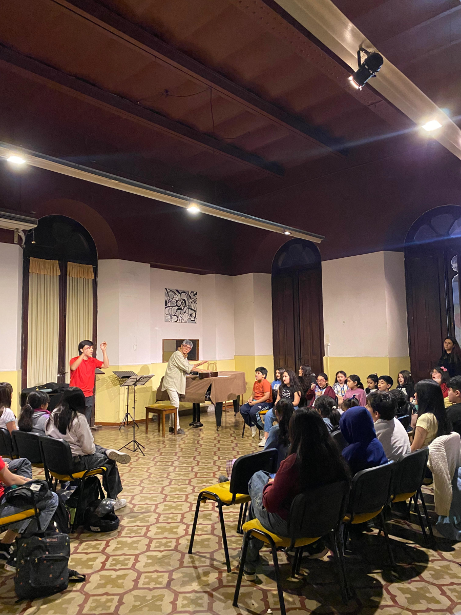 <i>Los integrantes del Coro de Ni&ntilde;os de la Provincia ensayaron en el Teatro 25 de Mayo el repertorio de chacareras que interpretar&aacute;n durante la Marcha de los Bombos.</i>