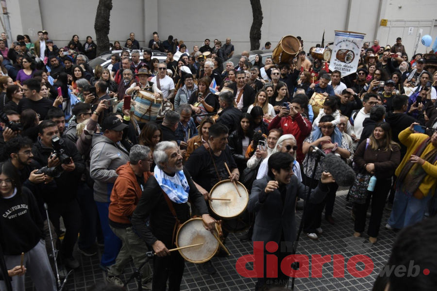 <i>La m&uacute;sica del Coro de Ni&ntilde;os cautiv&oacute; a los bombistos que recorr&iacute;an la avenida Libertad. Entre ellos, Peteco Carabajal se uni&oacute; a la presentaci&oacute;n haciendo sonar su bombo.</i>