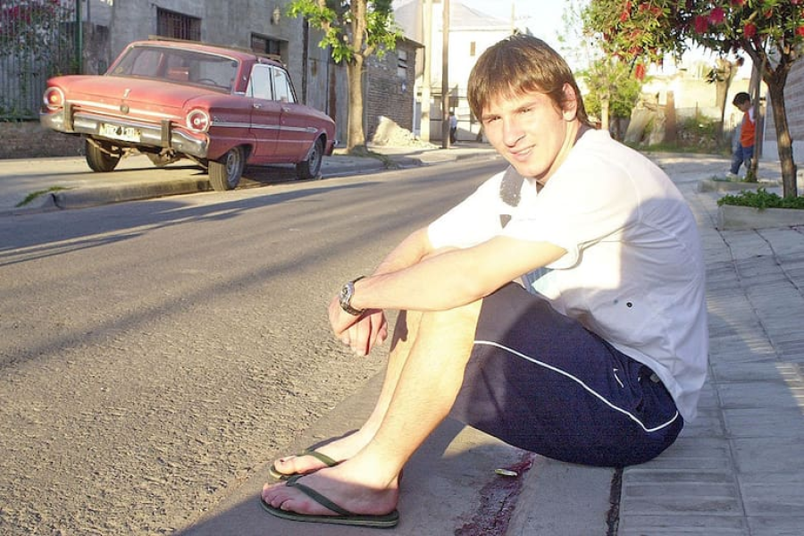 <i>El joven Messi en una de sus &uacute;ltimas visitas al barrio rosarino (LeoMessiFansClub).</i>