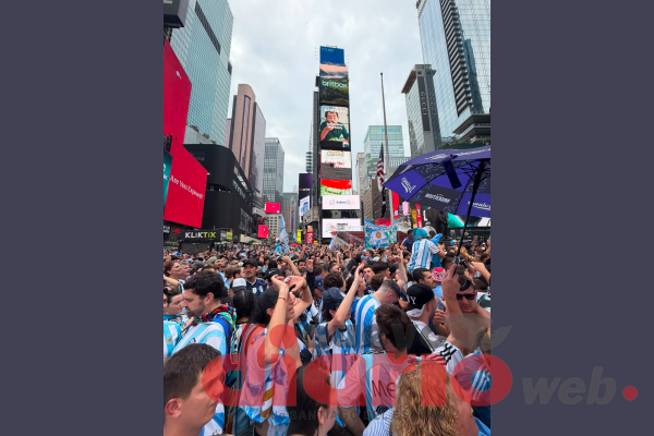 Exclusivo | Los hinchas argentinos coparon Nueva York con un multitudinario banderazo antes de la final del Mundial