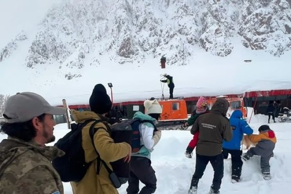 Más de tres metros de nieve | Ya evacuaron a 30 personas en Mendoza