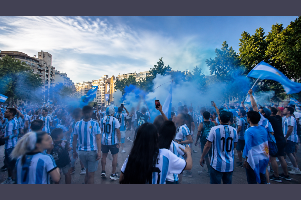 Video | Hinchas argentinos coparon Valencia con un banderazo inolvidable