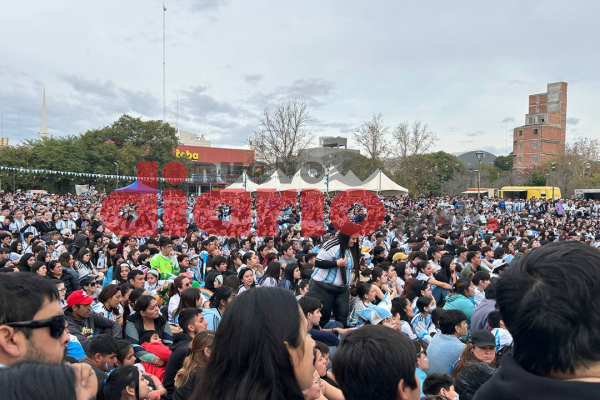 Miles de santiagueños se reunieron en el Fan Zone del Fórum para vivir la final entre Argentina y España