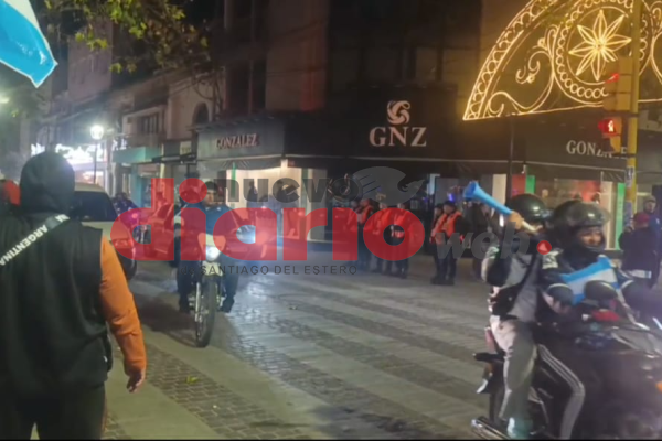Pese a la derrota, hinchas santiagueños realizaron una caravana por el centro tras la final del Mundial