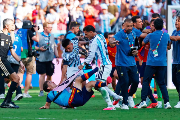 Video | Tenso cruce entre Leandro Paredes y Gavi tras la final del Mundial