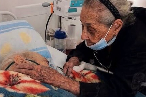 "Descansa mi niño" | El último adiós de una madre de 102 años a su hijo de 82