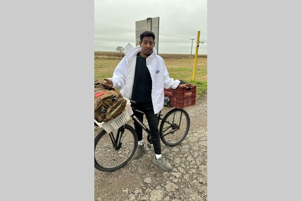 Interceptan a un colombiano que regresa a su país en una bicicleta