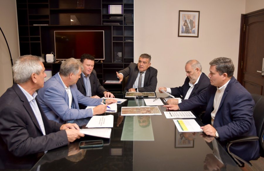 Las autoridades coordinando y evaluando las obras llevadas a cabo en la provincia.