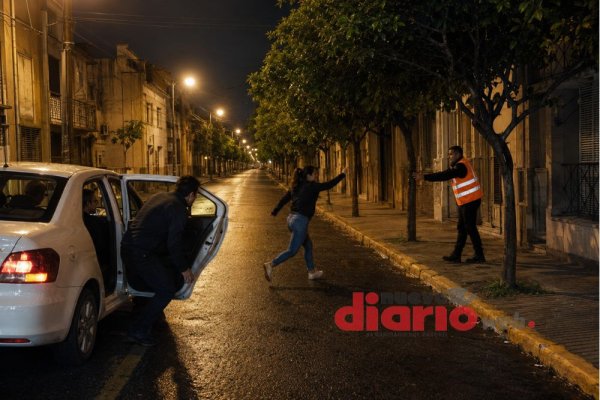 Mujer se quiso tirar de un remis en movimiento tras discutir con su pareja