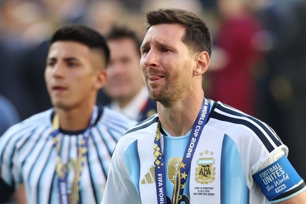 Lionel no llores, Dibu vos tampoco, son nuestra bandera que flamea orgullosa