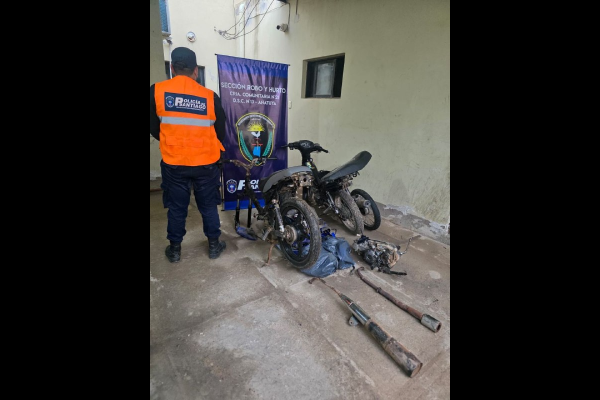Recuperan una motocicleta y varias autopartes robadas durante un operativo policial en Bandera