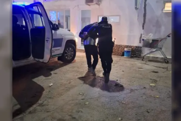 Enojado por la derrota de Argentina, invitó a pelear a la Policía, los escupió y terminó detenido