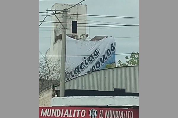 Vecinos de Santiago colgaron una bandera gigante para agradecer a la Selección Argentina tras el subcampeonato mundial