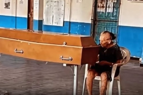 Conmovedor | Una madre de 100 años despidió a su hijo sola en el velatorio