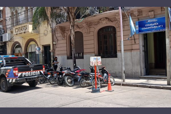 Atrapan a un joven por la sustracción de pinturas para uñas de un comercio
