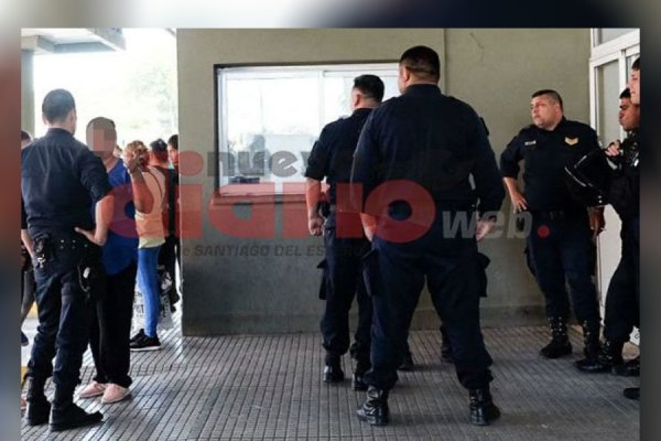 Entró a la casa de donde lo habían echado, "cacheteó" a su novia y la estranguló