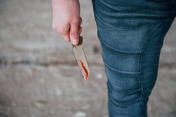 Discutía con su pareja y su hijastro lo mató de una puñalada